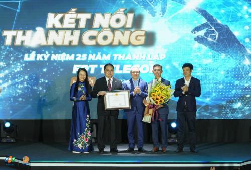 FPT Telecom nhận bằng khen từ Bộ TT&TT, Chủ tịch Hoàng Nam Tiến chia sẻ về hành trình liều mình “bán mạng” thành công